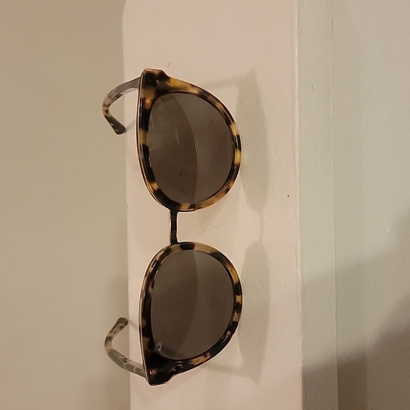 Like new Ladies Tory Burch sunglasses - Picture 3 of 3